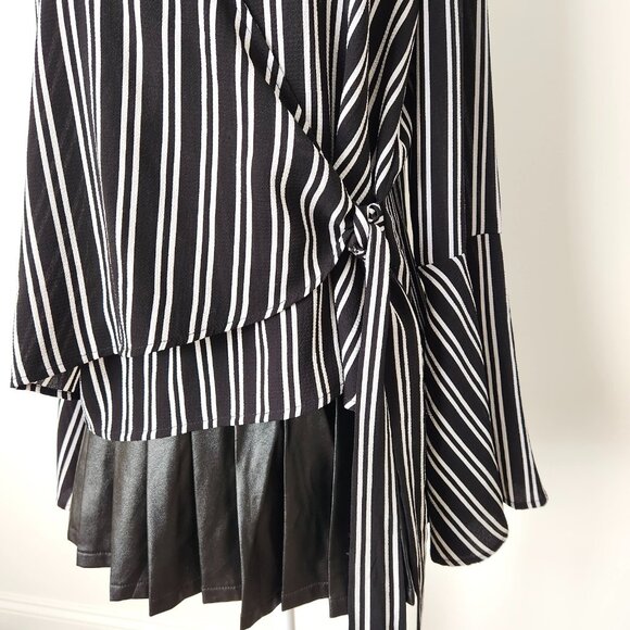 Striped Bell Sleeve Wrap Top Medium Black White Boho Flowy Goth Chloe‎ & Katie - Picture 6 of 13
